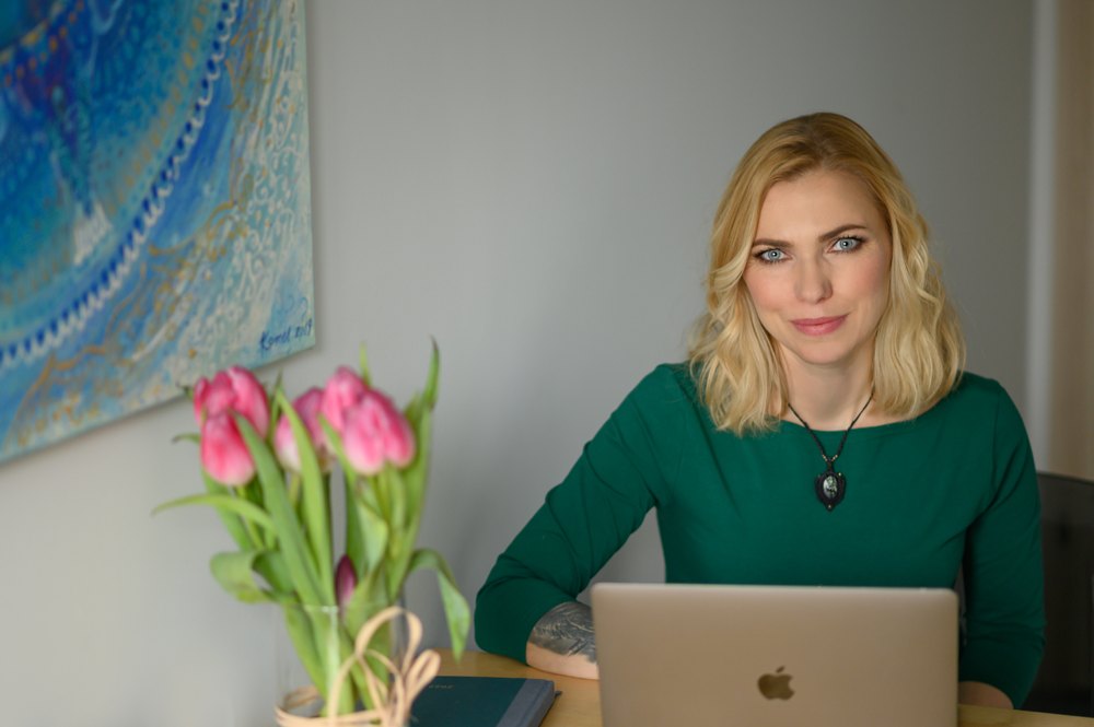 Ania Barańska przy laptopie